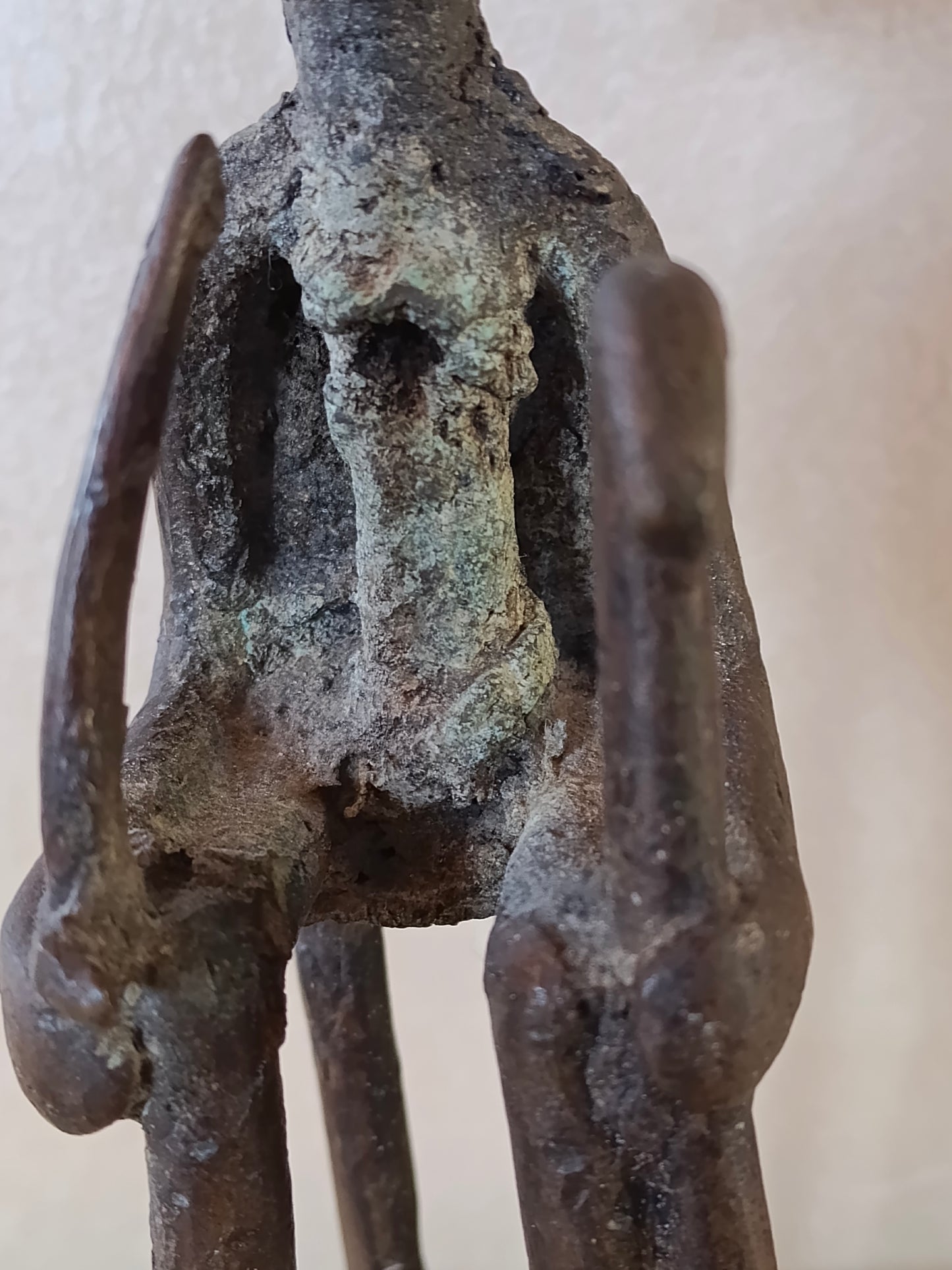 Scultura in bronzo figura antropomorfa con testa stellata – Arte Akan (Ghana, Costa d’Avorio)