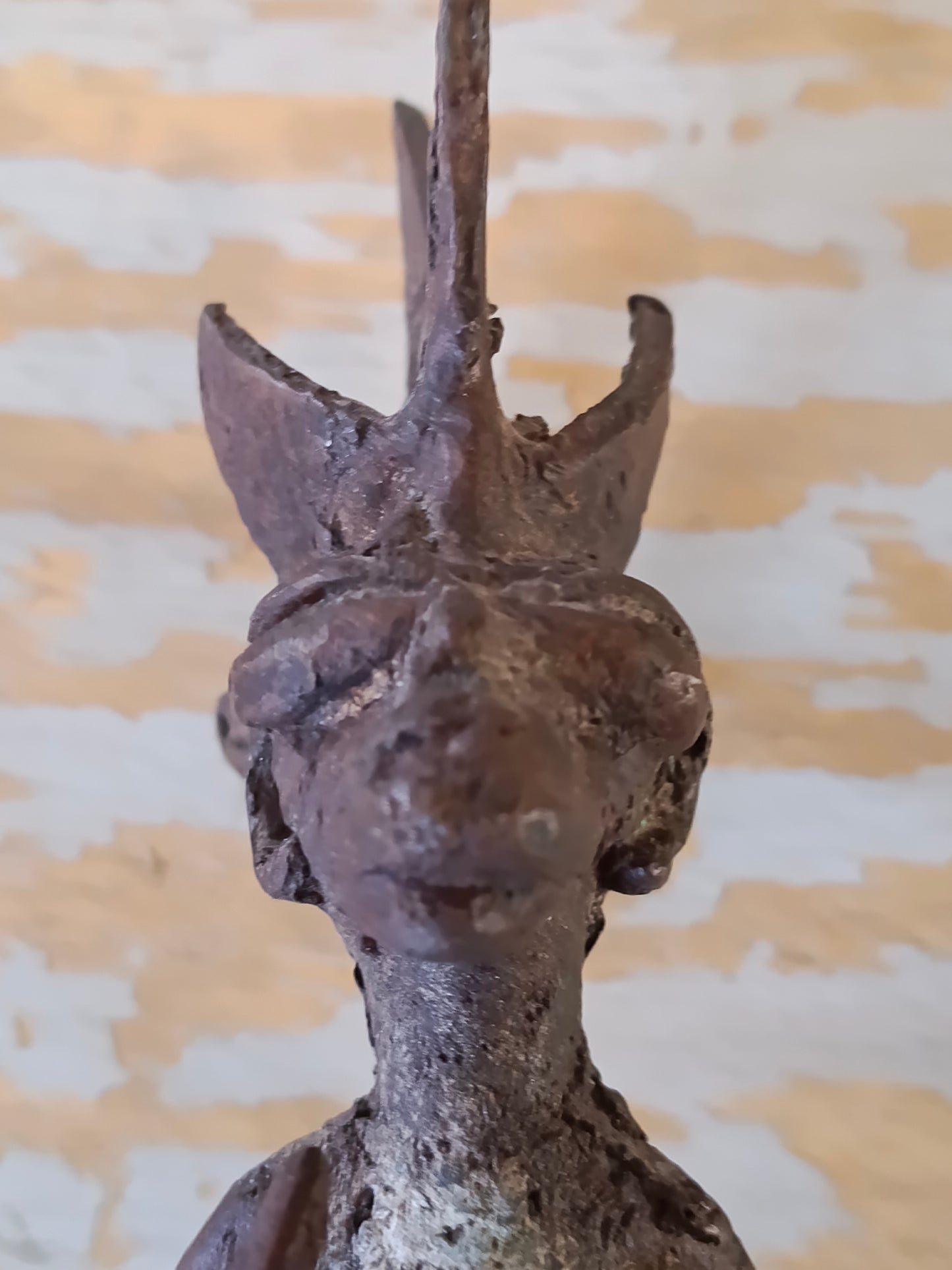 Scultura in bronzo figura antropomorfa con testa stellata – Arte Akan (Ghana, Costa d’Avorio)