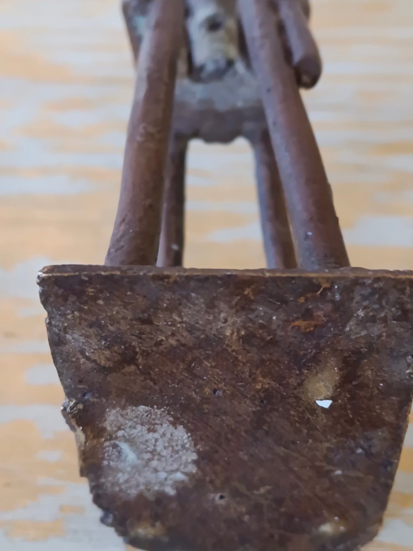 Scultura in bronzo figura antropomorfa con testa stellata – Arte Akan (Ghana, Costa d’Avorio)