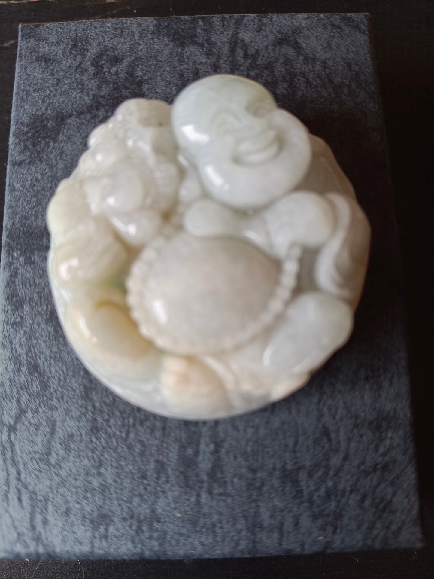 Buddha felice in Giada bianca traslucida - Myanmar (ex Birmania) - XX secolo