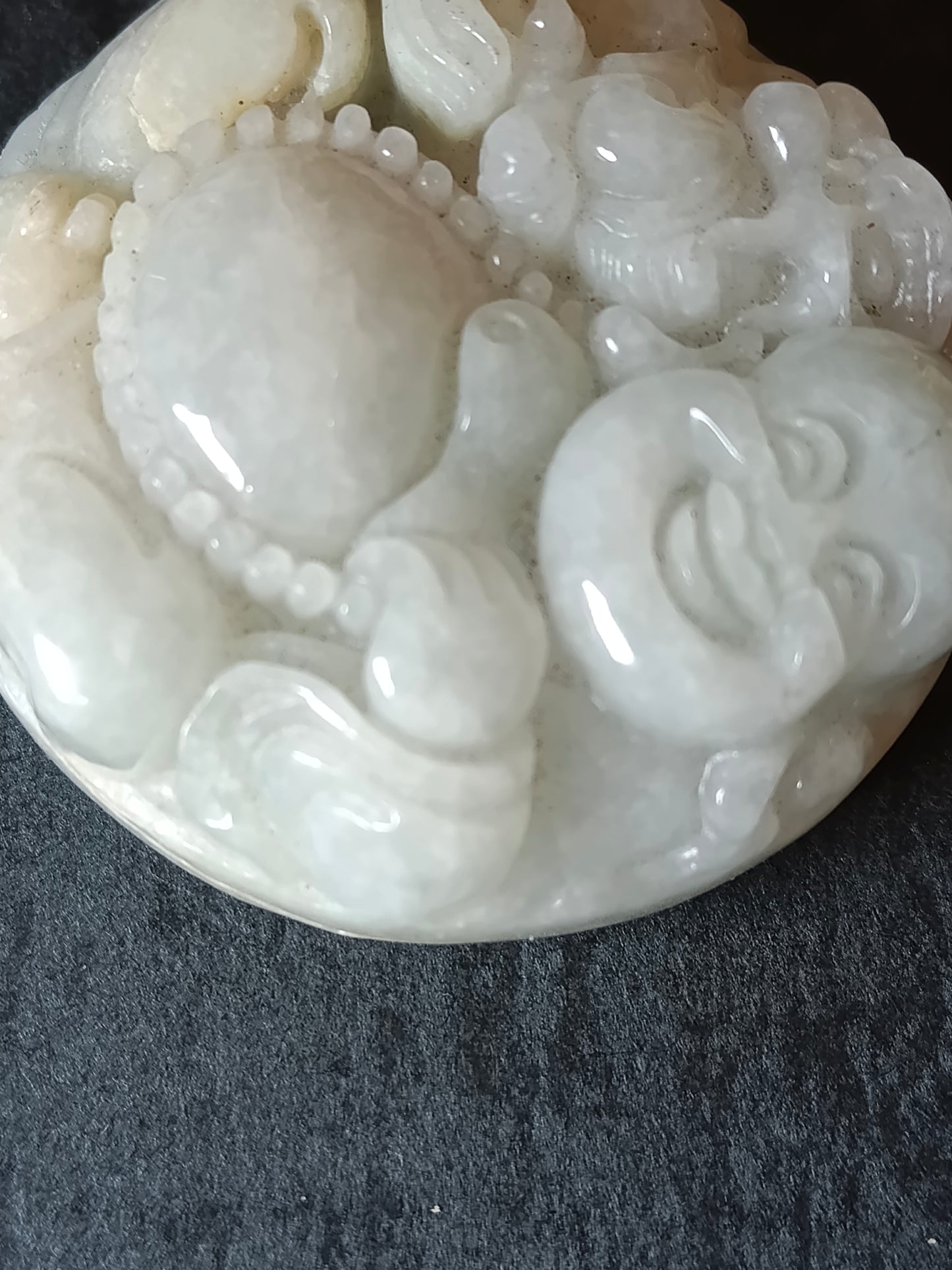 Buddha felice in Giada bianca traslucida - Myanmar (ex Birmania) - XX secolo