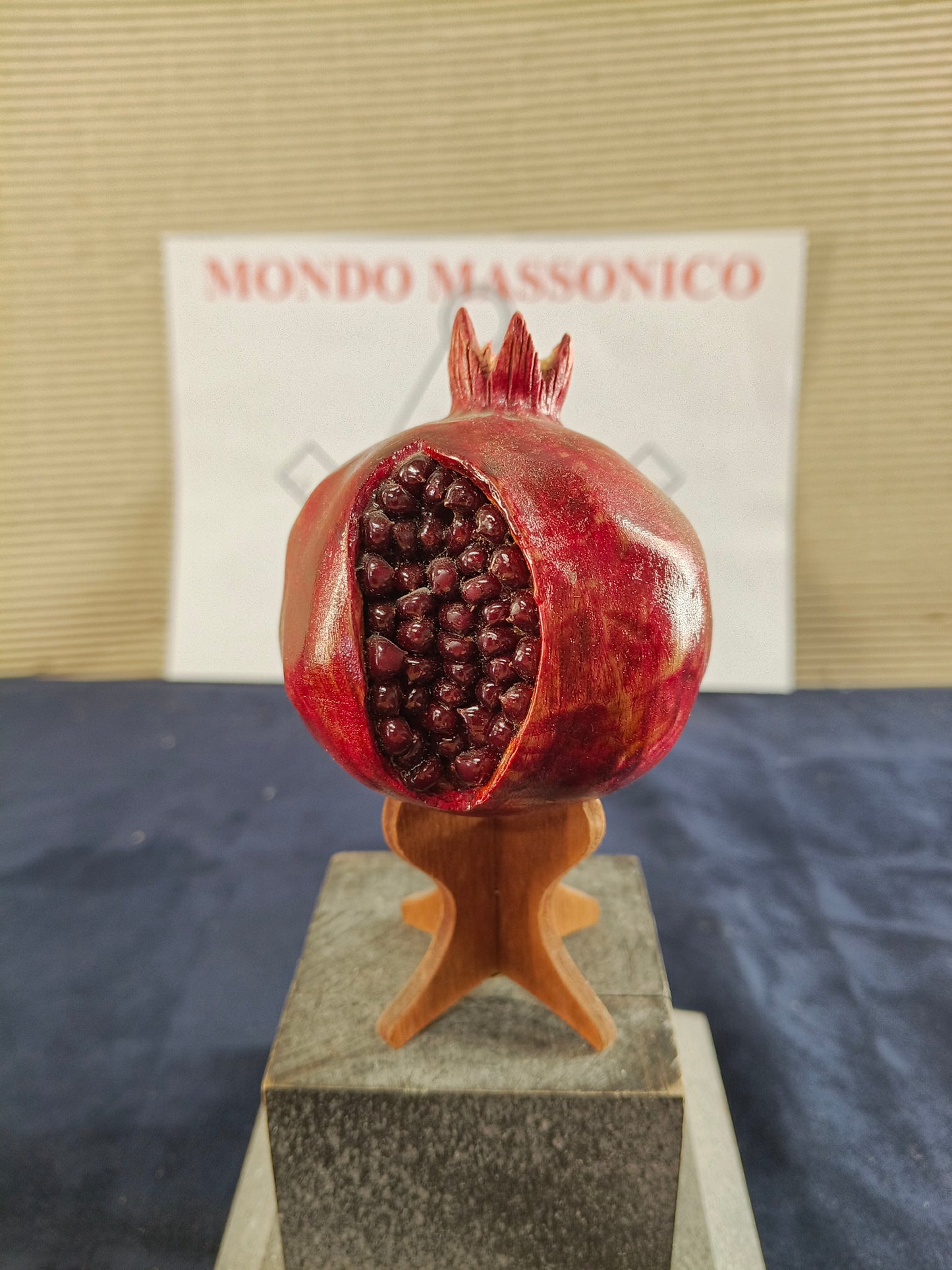 Scultura di un melograno in legno con supporto in legno - Massoneria - Italia - XXI sec.