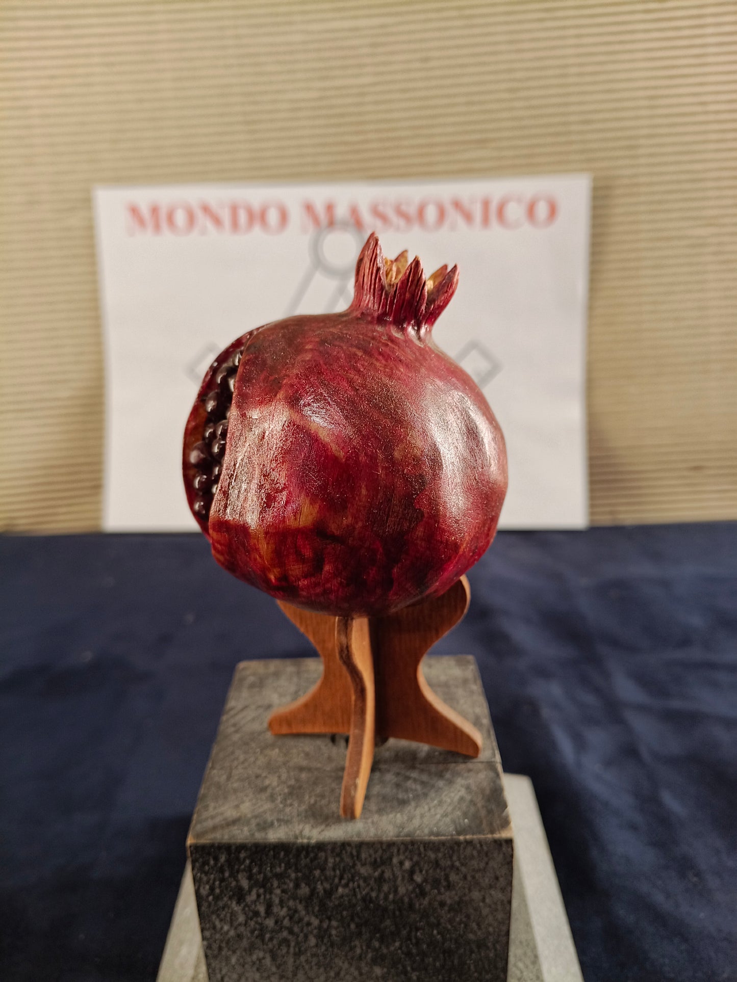 Scultura di un melograno in legno con supporto in legno - Massoneria - Italia - XXI sec.