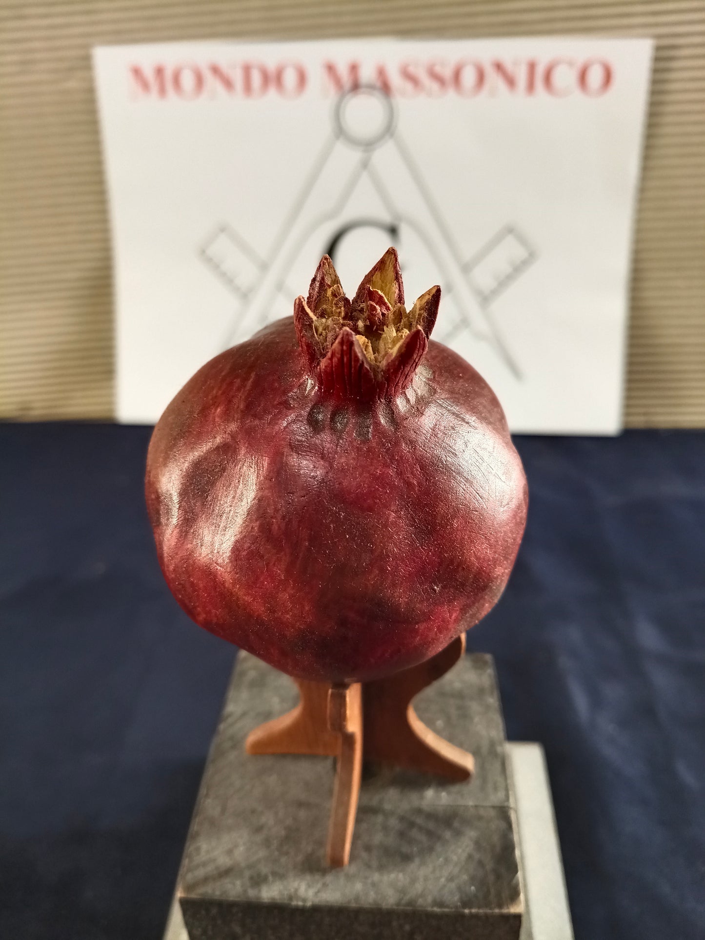 Scultura di un melograno in legno con supporto in legno - Massoneria - Italia - XXI sec.
