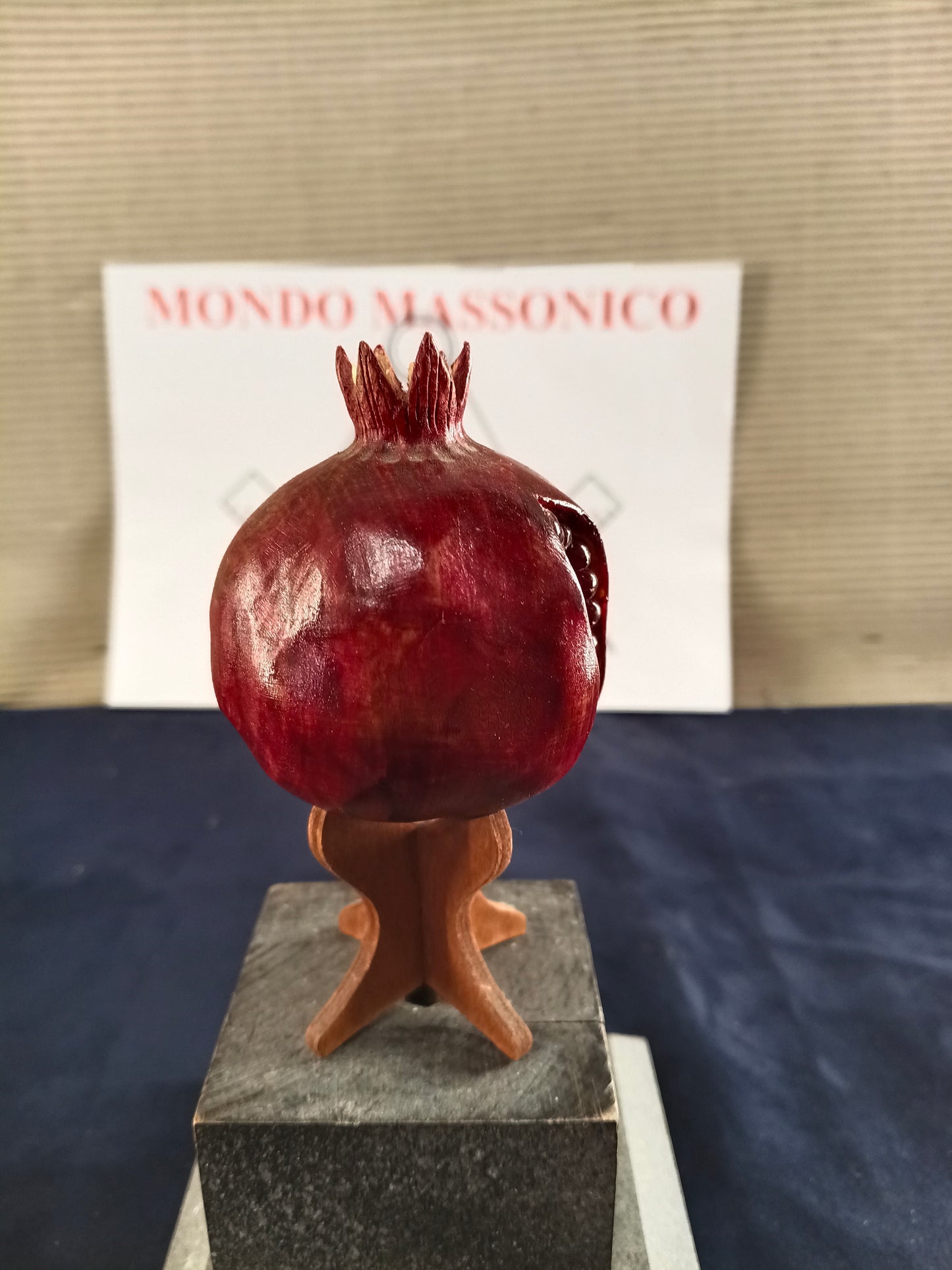Scultura di un melograno in legno con supporto in legno - Massoneria - Italia - XXI sec.