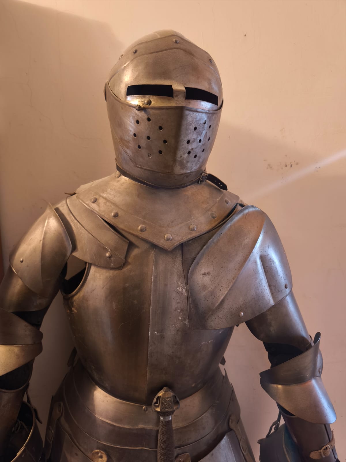Armatura stile fine 1300 indossabile con spada e supporto legno.