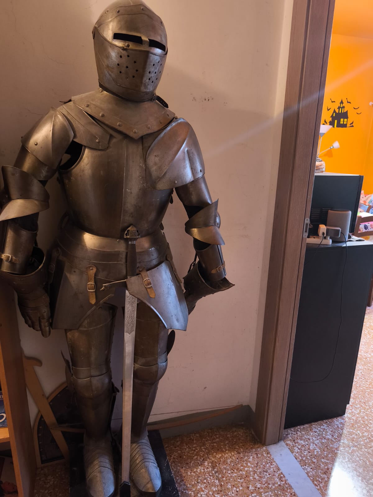 Armatura stile fine 1300 indossabile con spada e supporto legno.