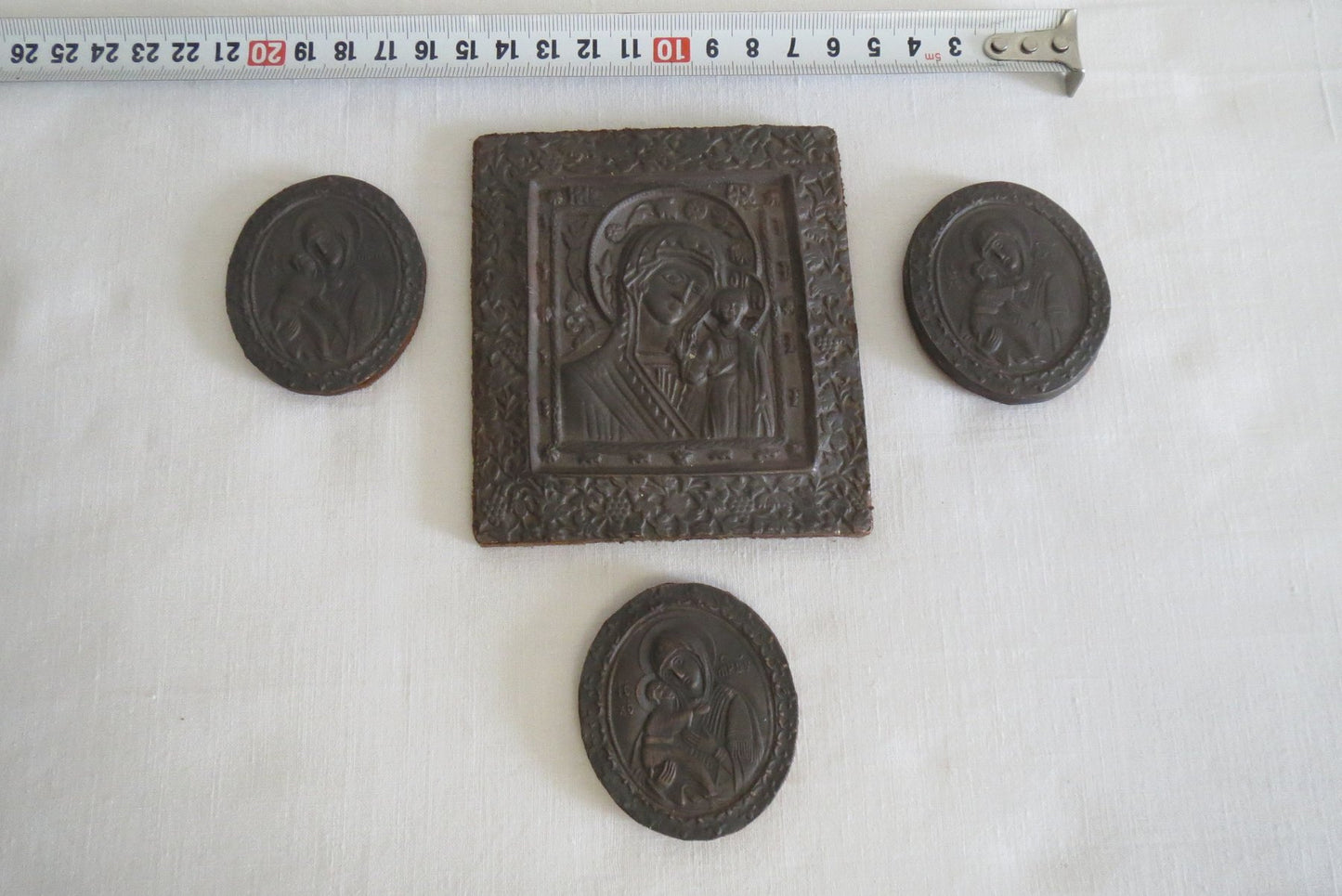Groupe de 4 anciennes icônes orthodoxes pour enfants appelées en Russie « Bogomater » ou « Marie et l'Enfant ». 