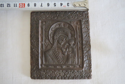 Groupe de 4 anciennes icônes orthodoxes pour enfants appelées en Russie « Bogomater » ou « Marie et l'Enfant ». ﻿
