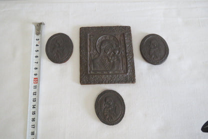 Groupe de 4 anciennes icônes orthodoxes pour enfants appelées en Russie « Bogomater » ou « Marie et l'Enfant ». ﻿