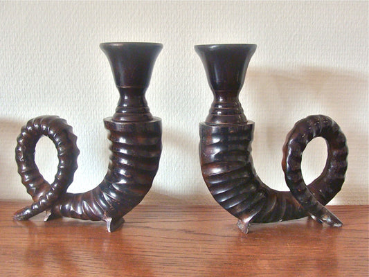 Paire de bougeoirs en bronze en forme de cornes de bélier - France 