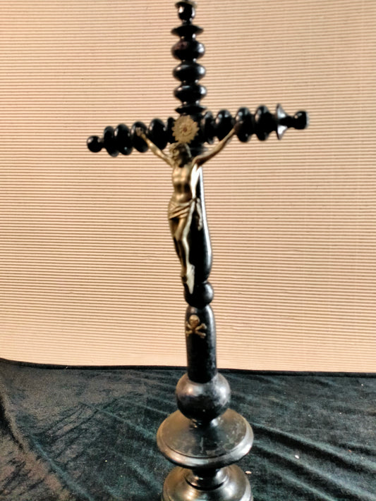 Crucifix en bois avec Christ en bronze et détails en métal moulé de style Napoléon III vers 1840/1870