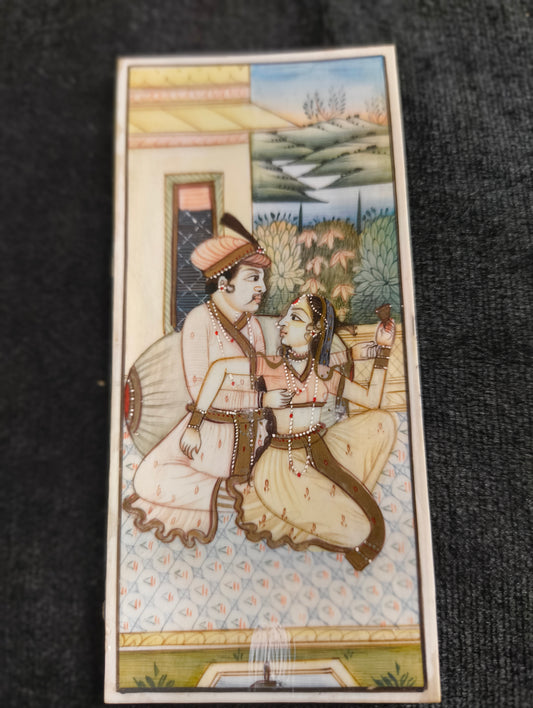 Peinture d'une scène romantique de la cour moghole, sur une plaque d'ivoire - Inde 