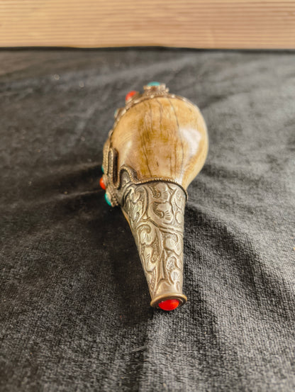 Coquille de trompette rituelle tibétaine avec métal et pierres