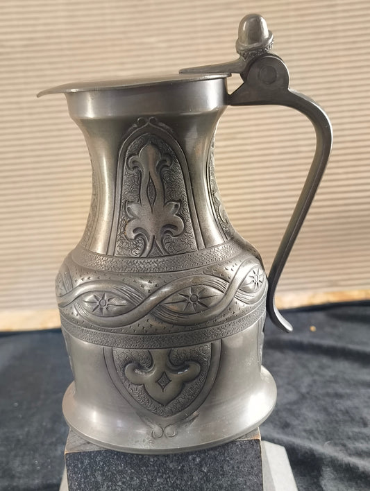 Pichet en étain 95 travaillé au burin et au repoussé - Alsace-Lorraine, Flandres - fin du XIXe siècle