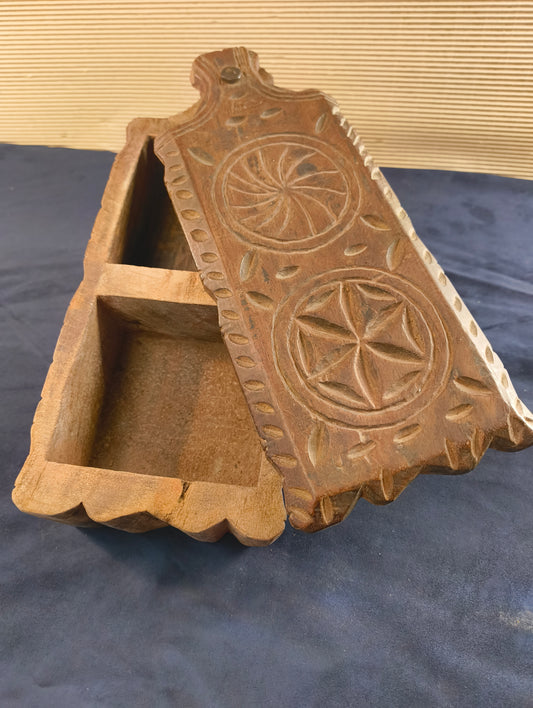 Coffret original « Deux Soleils » - Bois - Fer - Première moitié du XIXe siècle - Inde