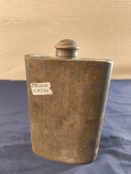 Flacon en laiton damassé, pour liqueur, XVIIIe siècle - Inde/Angleterre