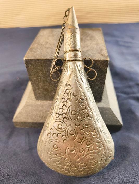 Flacon, d'origine indienne, pour poudre à canon pour armes à chargement par la bouche, fin du XIXe siècle 