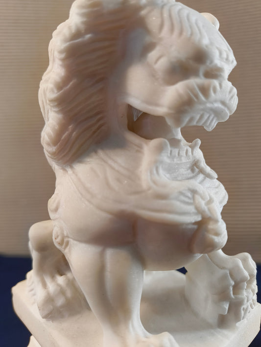 Chien Foo de style Ming « Chien Lion Gardien - Shishi » en marbre blanc 