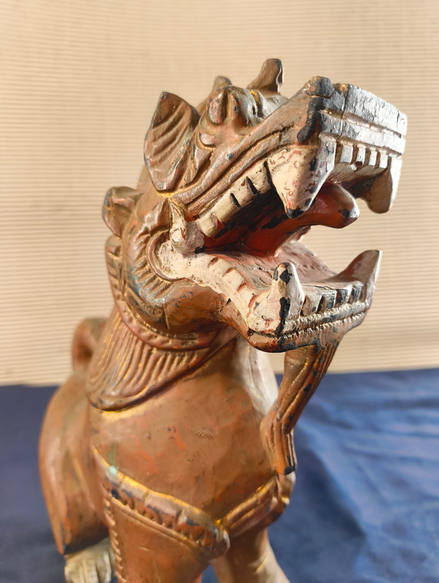 Chien Foo de style Ming « Chien Lion Gardien - Shishi » en bois polychrome
