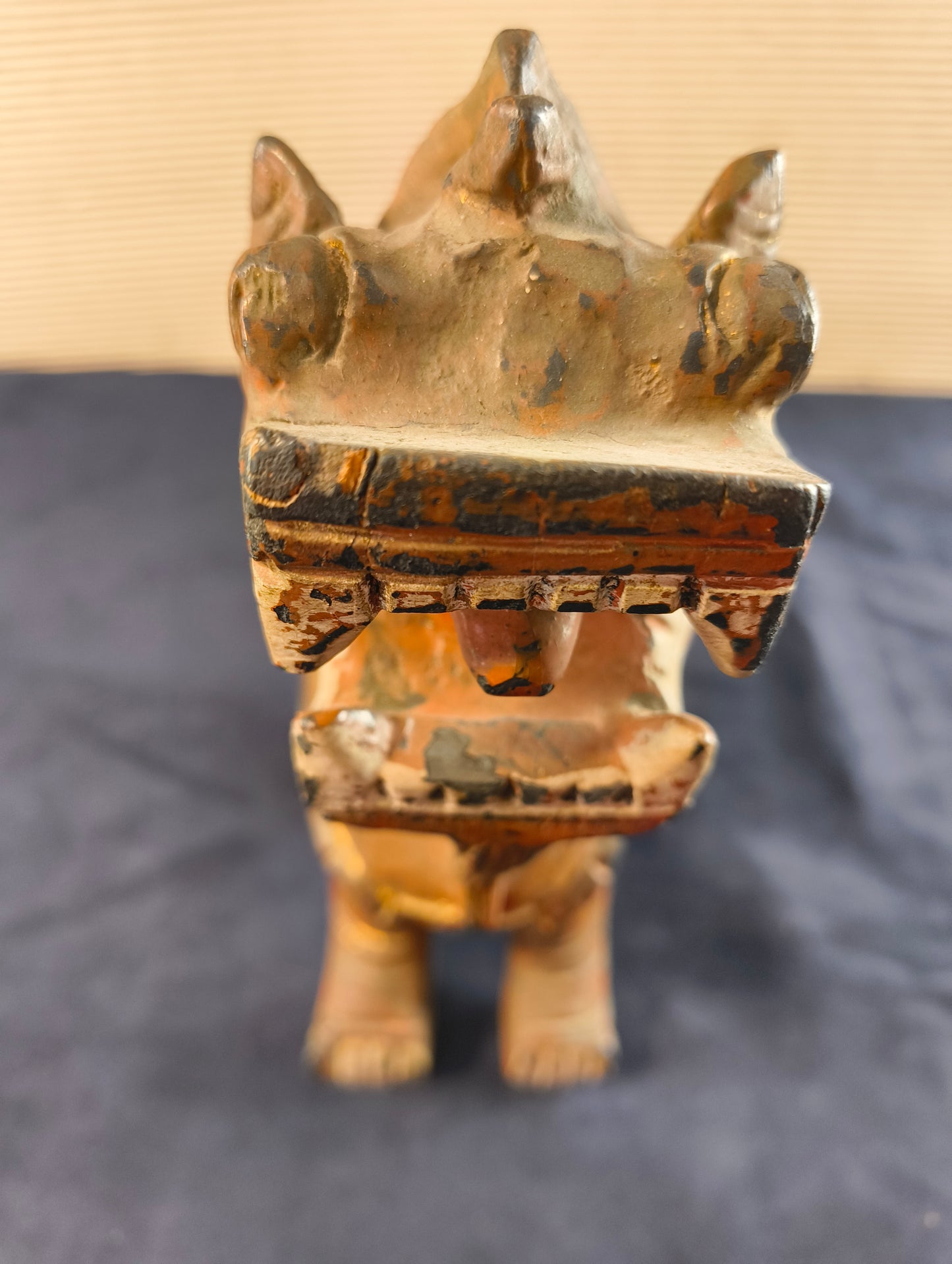 Chien Foo de style Ming « Chien Lion Gardien - Shishi » en bois polychrome