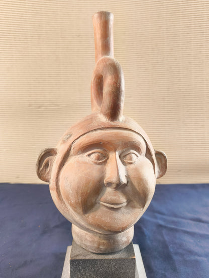 Copie d'un vase en terre cuite de la culture Moche - Bouteille anthropomorphe - Pérou - XXe siècle