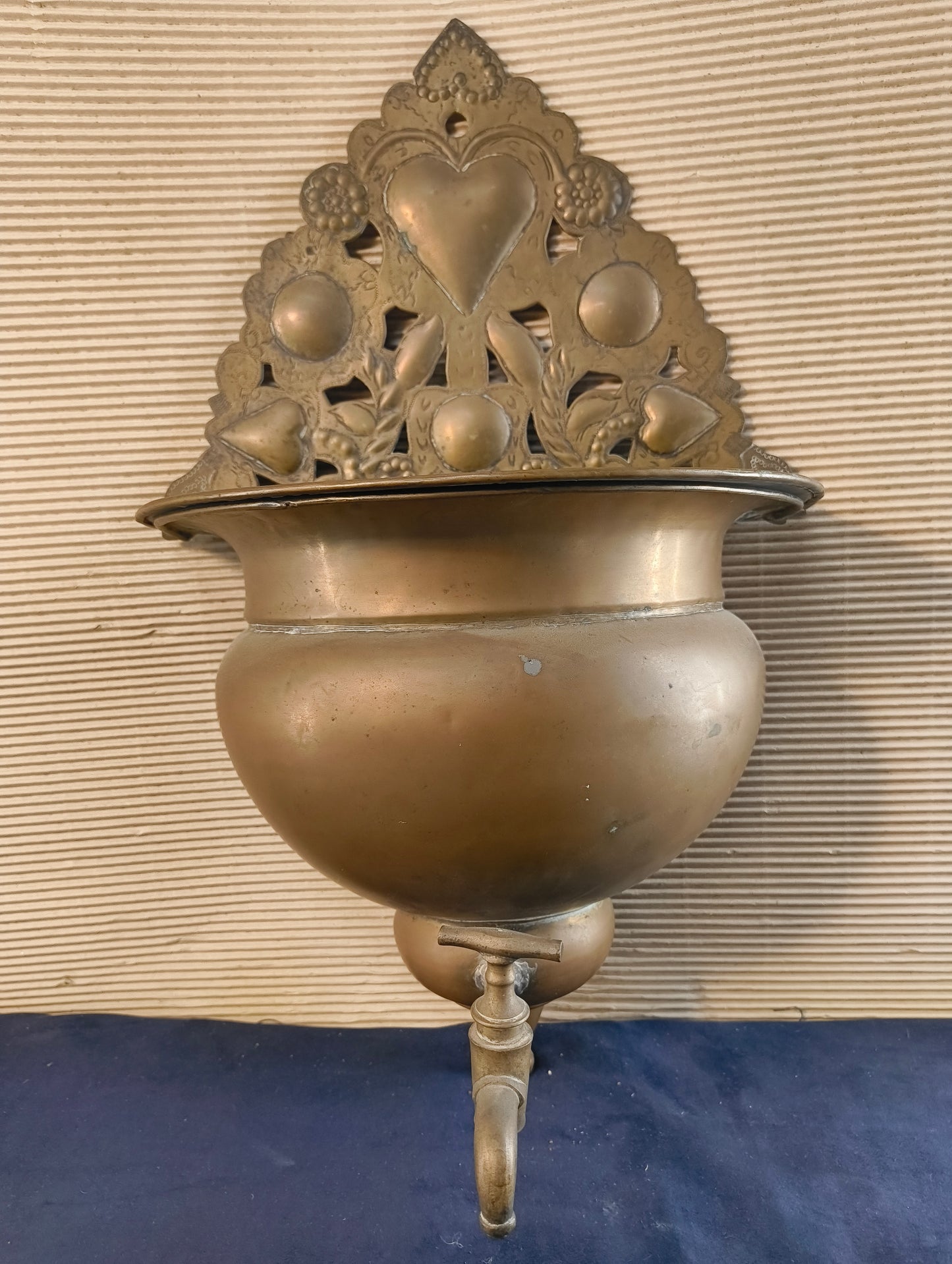 Bénitier antique en cuivre et laiton, avec couvercle et robinet - Italie - (bénitier) début XXe siècle