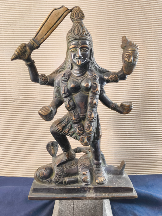 Statue en bronze de la déesse Kali avec ses attributs - Inde - milieu du XXe siècle