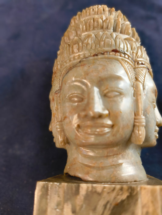Tête quadricéphale de Brahma en marbre - Cambodge - Milieu du XXe siècle 
