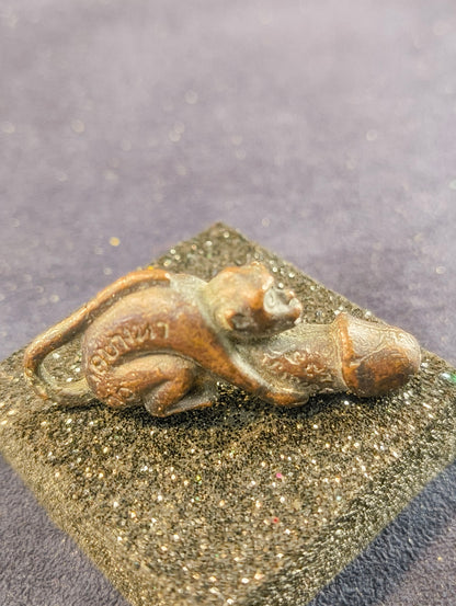 "Palad Khik" Amuleto asiatico a forma di scimmia con potente pene - inizio XXI° secolo - Bronzo
