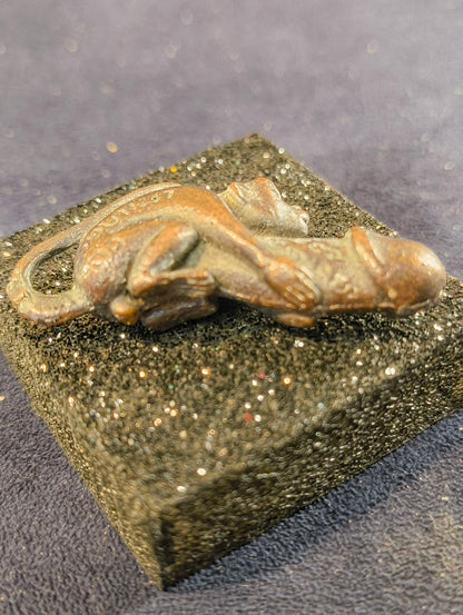 "Palad Khik" Amuleto asiatico a forma di scimmia con potente pene - inizio XXI° secolo - Bronzo