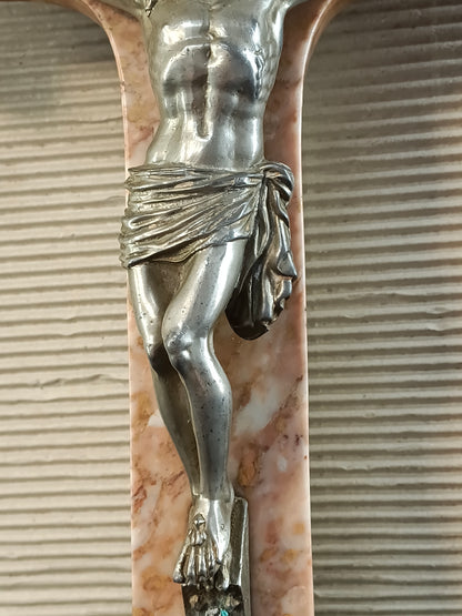 Croce in marmo rosso di Verona con Cristo in pressofusione fine 1800 - Italia -