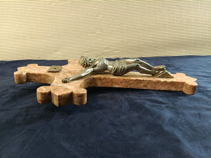Croce in marmo rosso di Verona con Cristo in pressofusione fine 1800 - Italia -