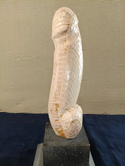 Lingam in legno e pelle di serpente rosa - Kerala - India - fine XX secolo