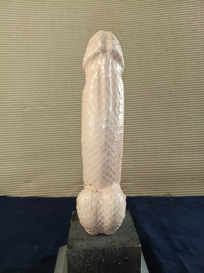 Lingam in legno e pelle di serpente rosa - Kerala - India - fine XX secolo