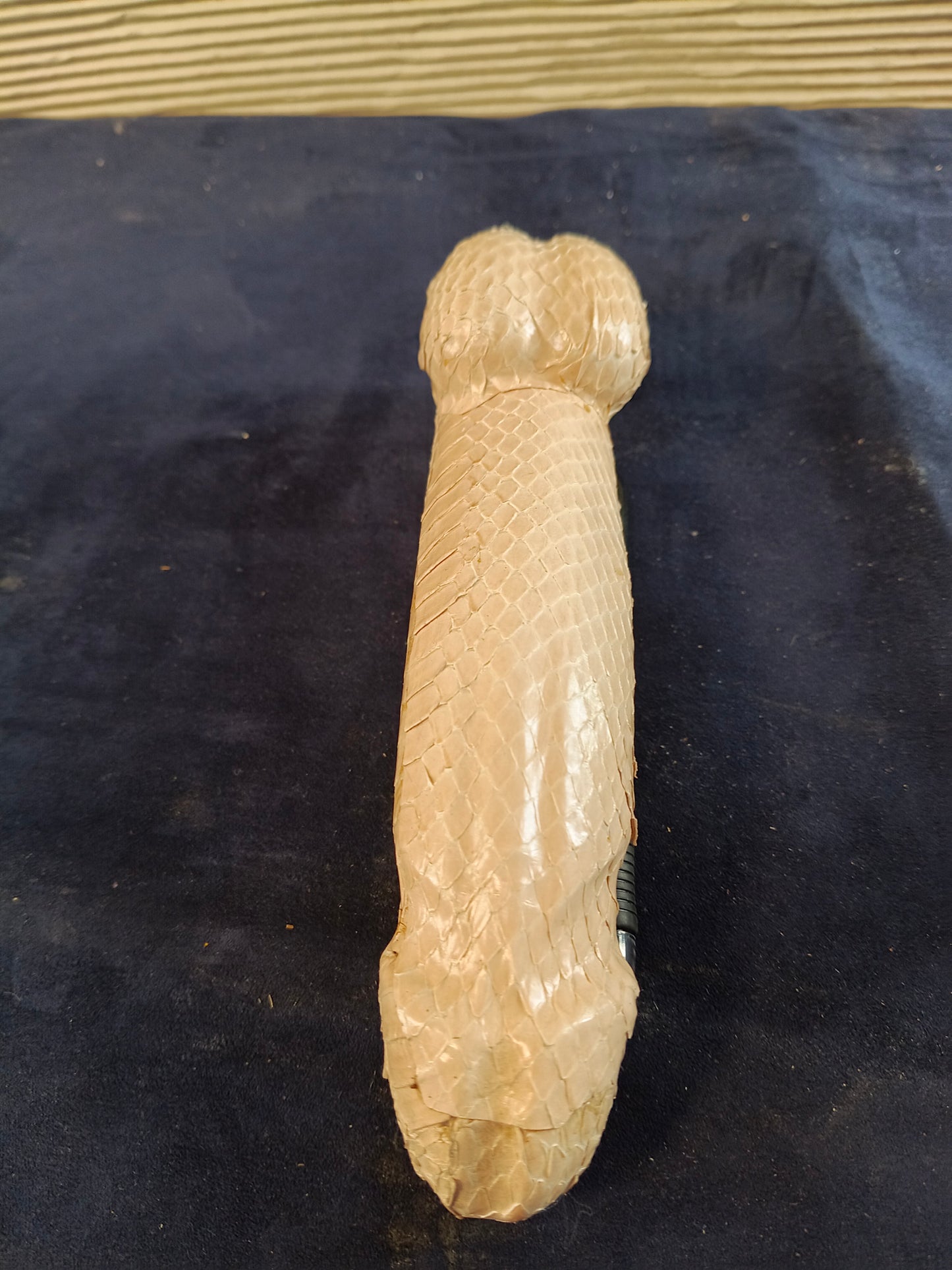 Lingam in legno e pelle di serpente rosa - Kerala - India - fine XX secolo
