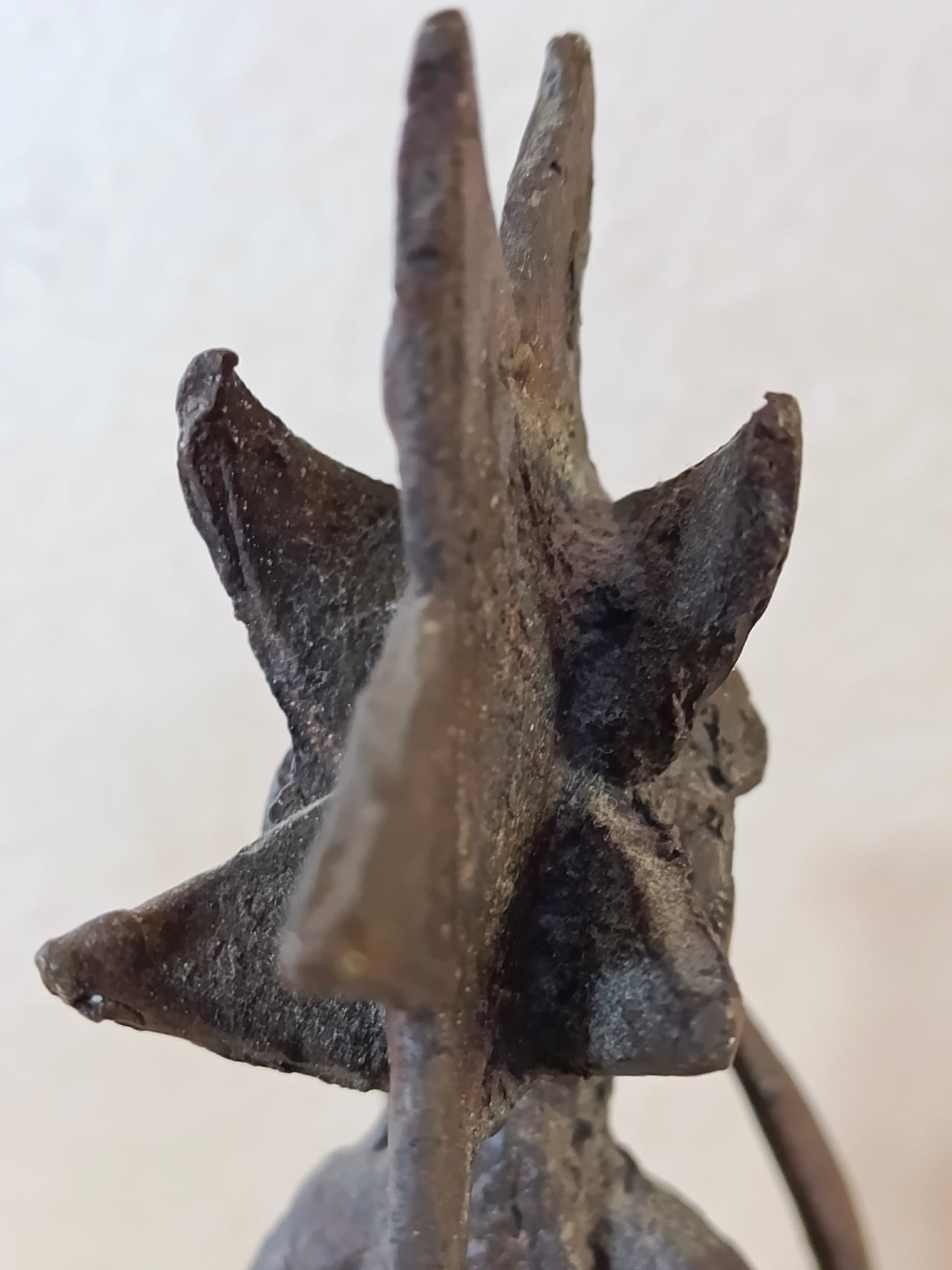 Scultura in bronzo figura antropomorfa con testa stellata – Arte Akan (Ghana, Costa d’Avorio)