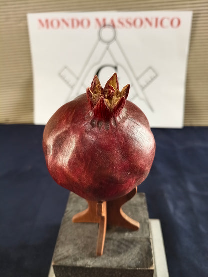 Scultura di un melograno in legno con supporto in legno - Massoneria - Italia - XXI sec.
