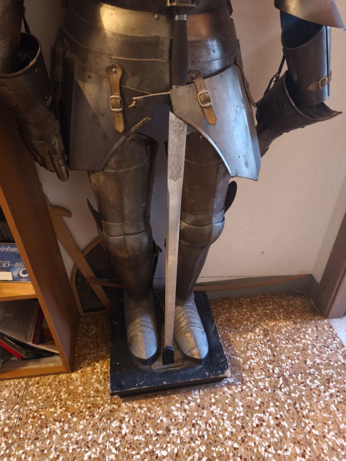 Armatura stile fine 1300 indossabile con spada e supporto legno.