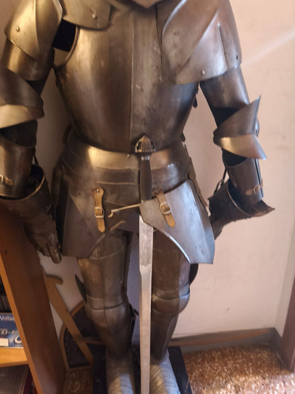 Armatura stile fine 1300 indossabile con spada e supporto legno.