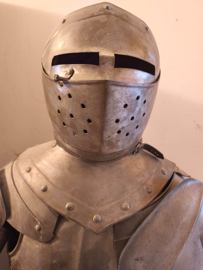 Armatura stile fine 1300 indossabile con spada e supporto legno.
