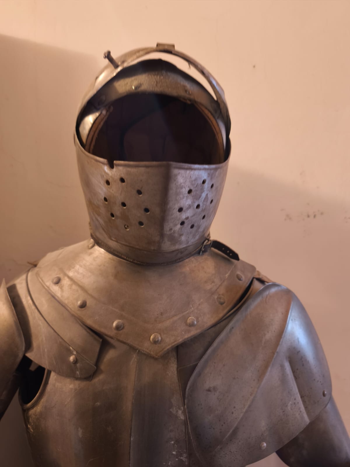 Armatura stile fine 1300 indossabile con spada e supporto legno.