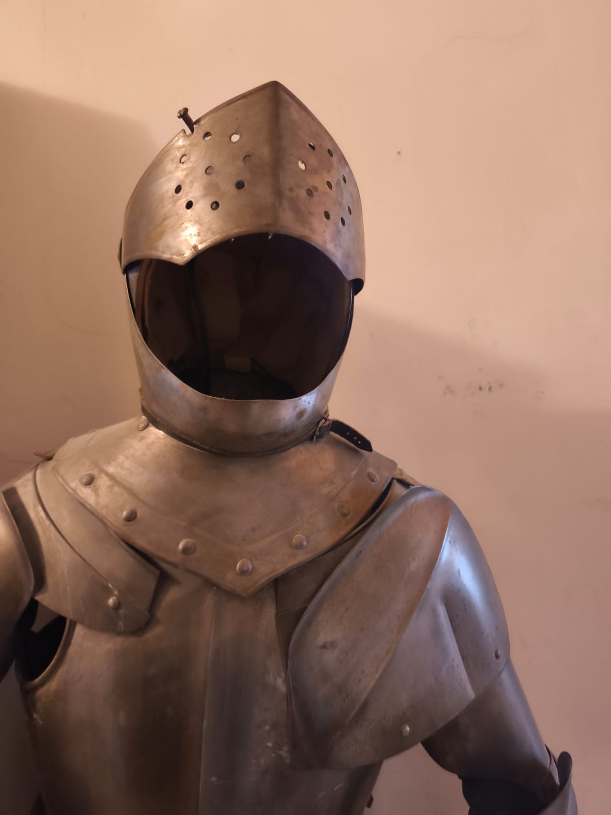 Armatura stile fine 1300 indossabile con spada e supporto legno.