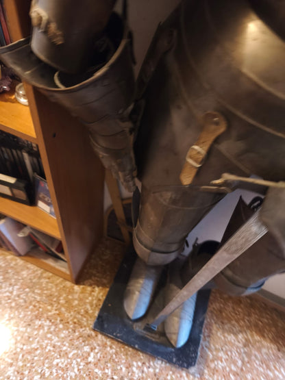 Armatura stile fine 1300 indossabile con spada e supporto legno.