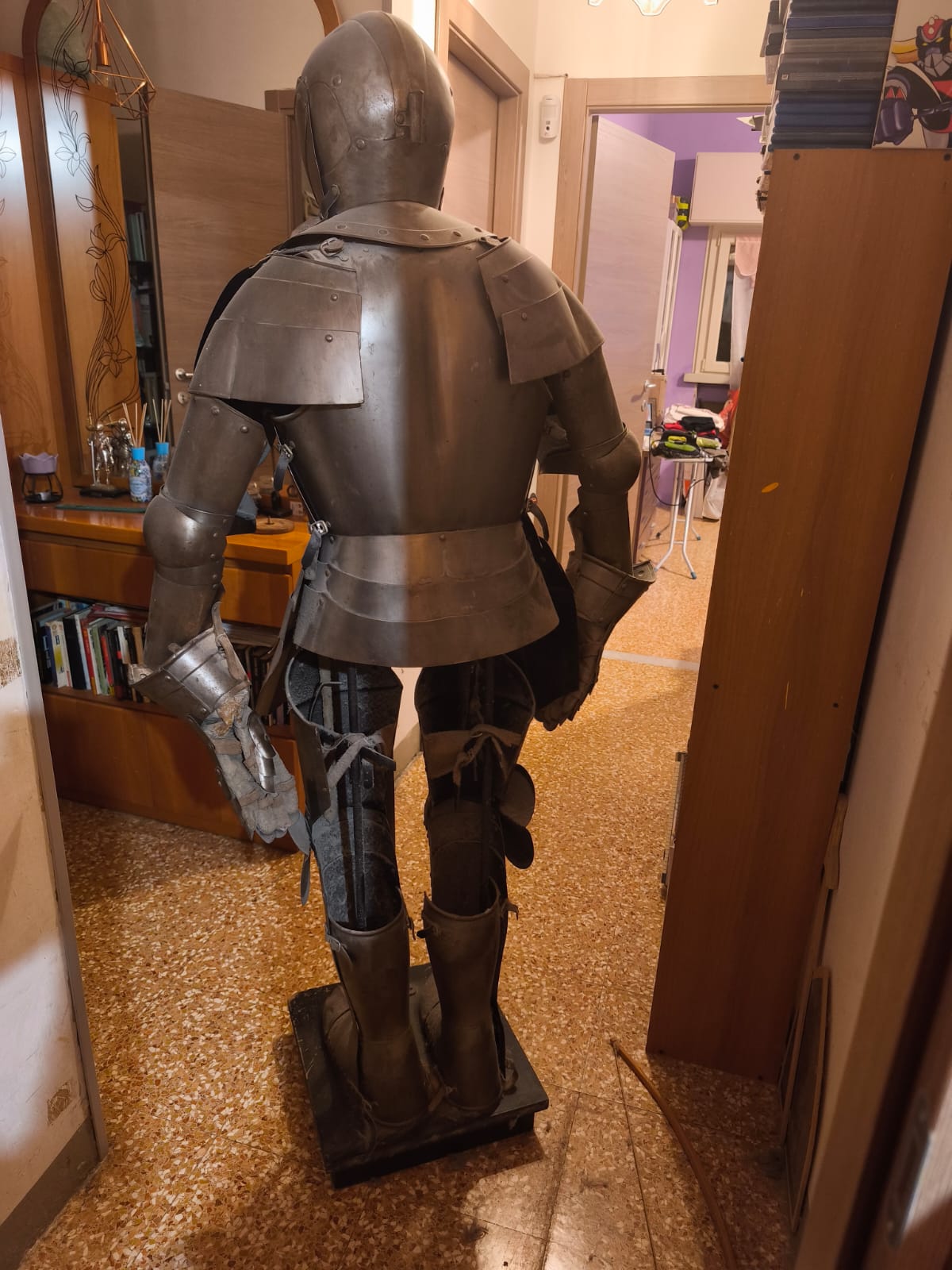 Armatura stile fine 1300 indossabile con spada e supporto legno.