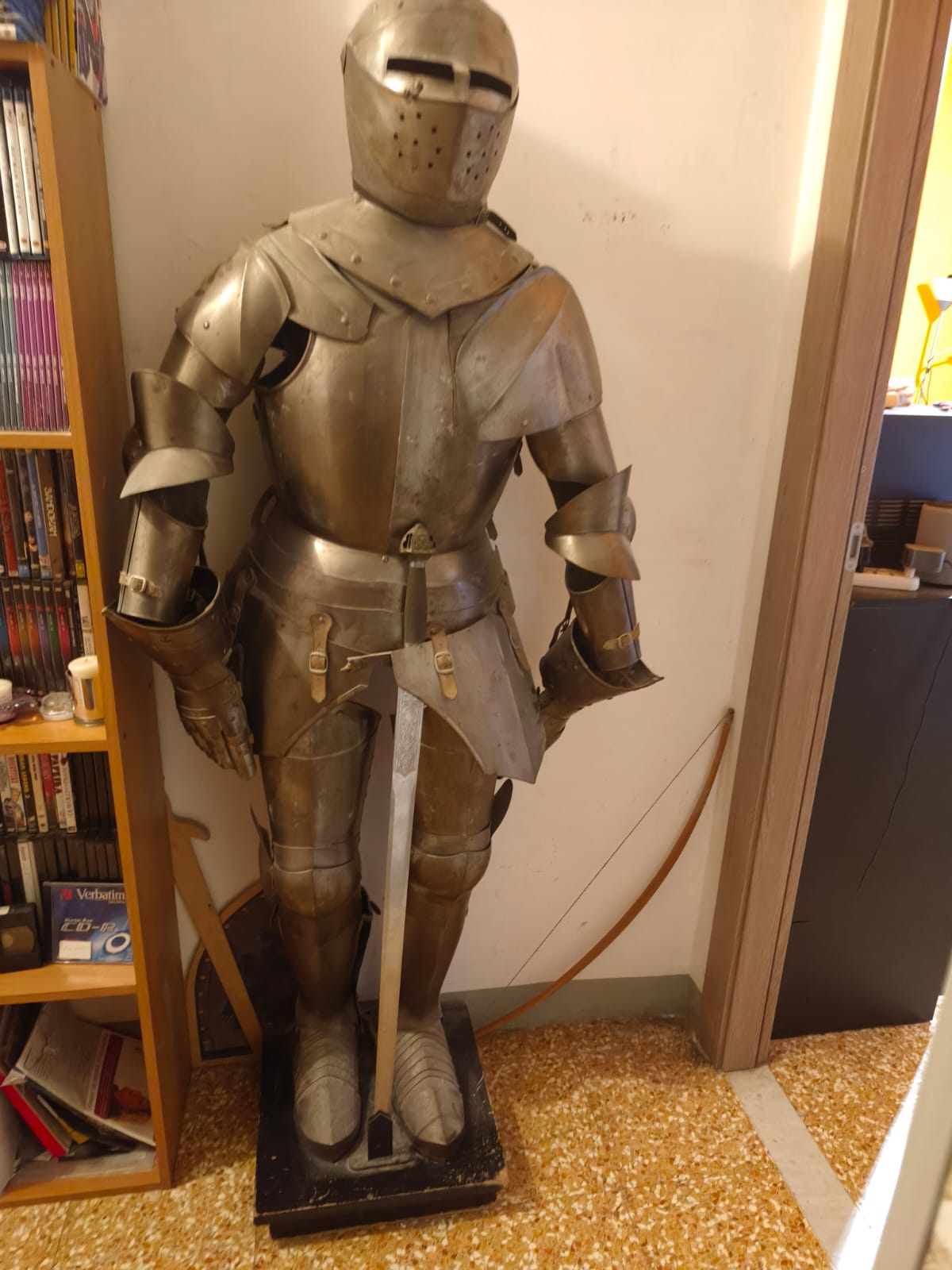Armatura stile fine 1300 indossabile con spada e supporto legno.