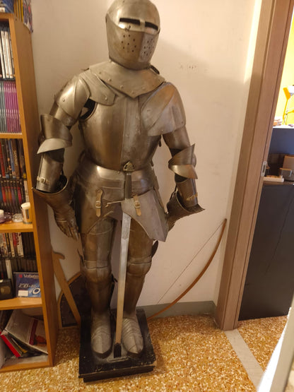 Armatura stile fine 1300 indossabile con spada e supporto legno.