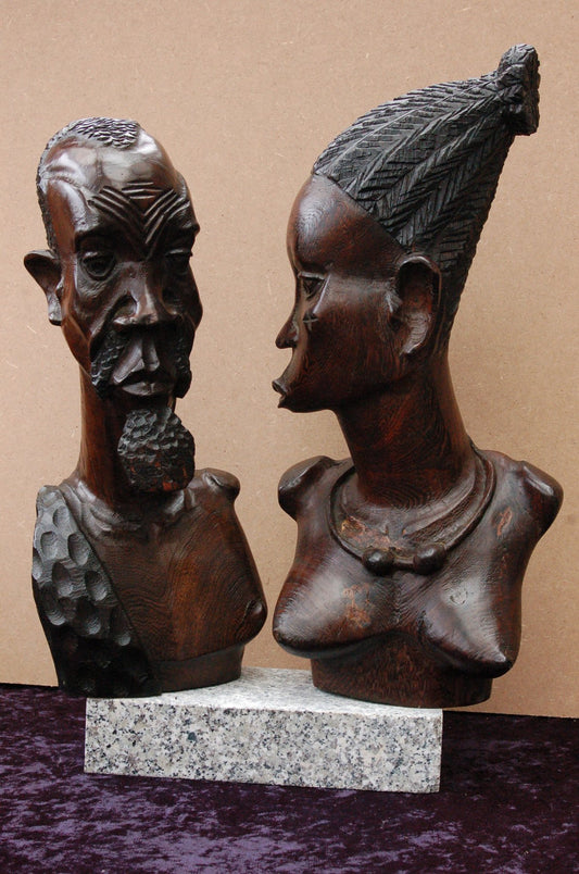 2 Grands bustes africains sculptés à la main d'un homme et d'une femme - Nigéria - dernier quart du 20e siècle.